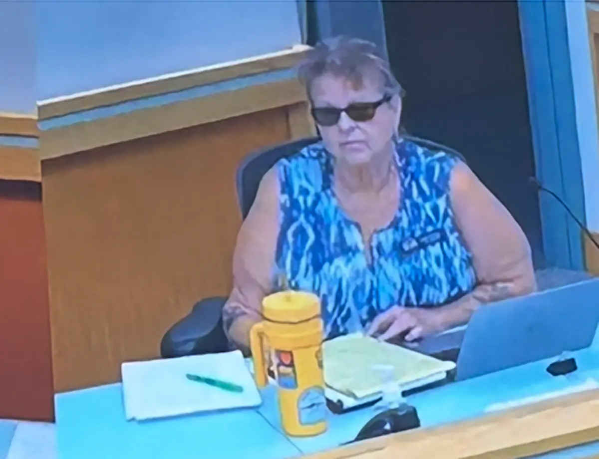 La concejal Vicky Ripley usando gafas de sol durante una reunión del Concejo Municipal de Sunnyside en 2025.